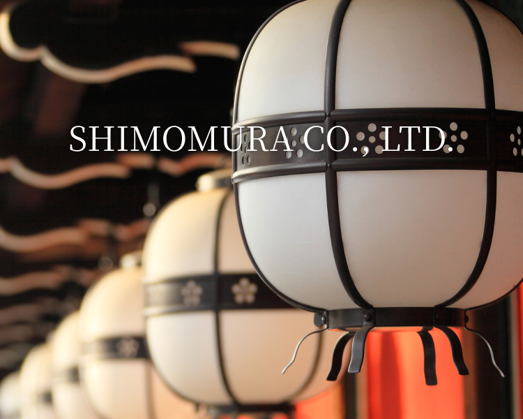 寺院の参道に並ぶ提灯