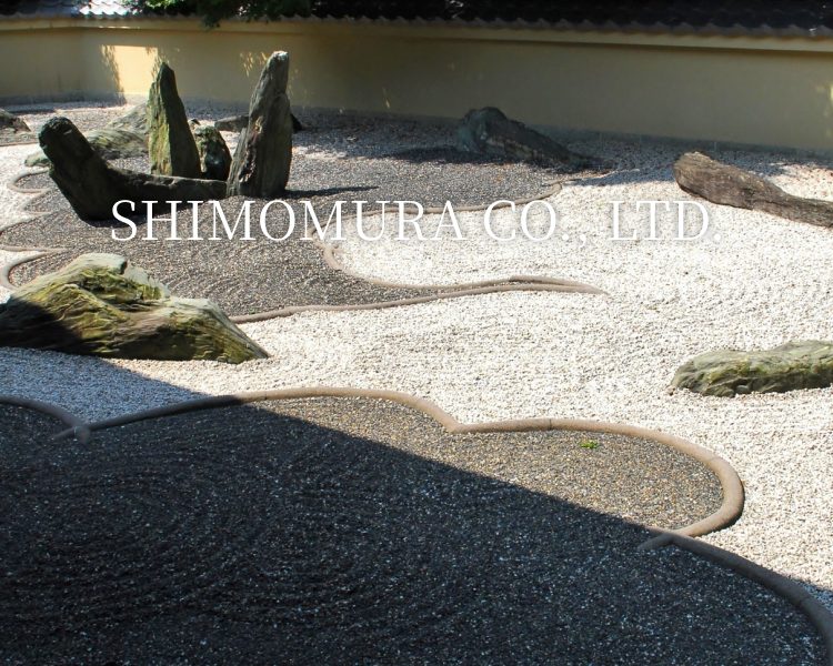 綺麗に整備された石畳のある日本庭園